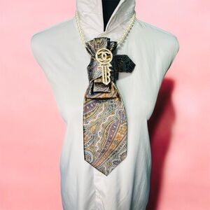 Elegant Multicolored Paisley Necktie with Gold Key Brooch